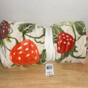 Vera Bradley Plush Throw in Strawberry Vines NWT 50" x 80"